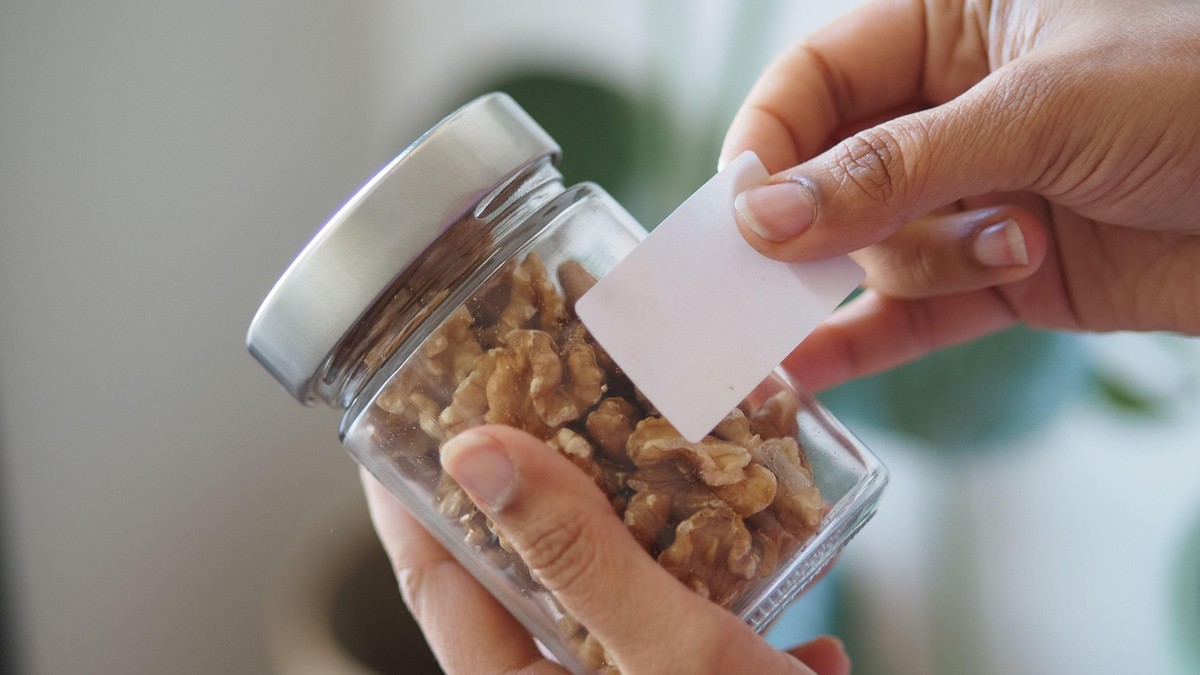 Skidanje nalepnice sa tegle