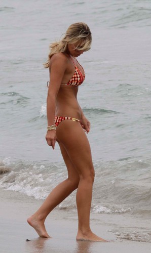 Żona Stevena Gerrarda lepiej wypadła na plaży niż jej słynny mąż na mundialu