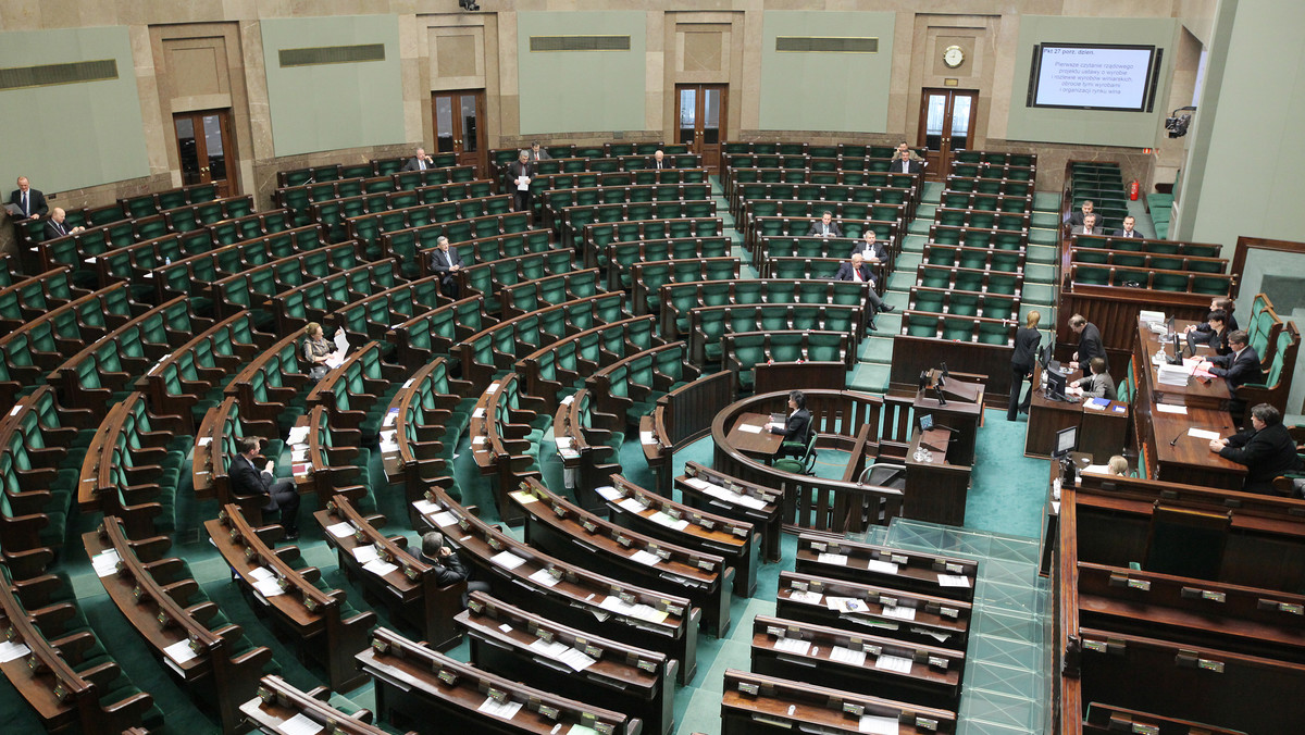 Opłaty za drugi kierunek studiów i ograniczenie pracy wykładowców na wielu etatach - to niektóre zapisy nowelizacji ustawy Prawo o szkolnictwie wyższym, ustawy o stopniach naukowych i tytule naukowym oraz o stopniach i tytule w zakresie sztuki. W piątek ustawy uchwalił Sejm.