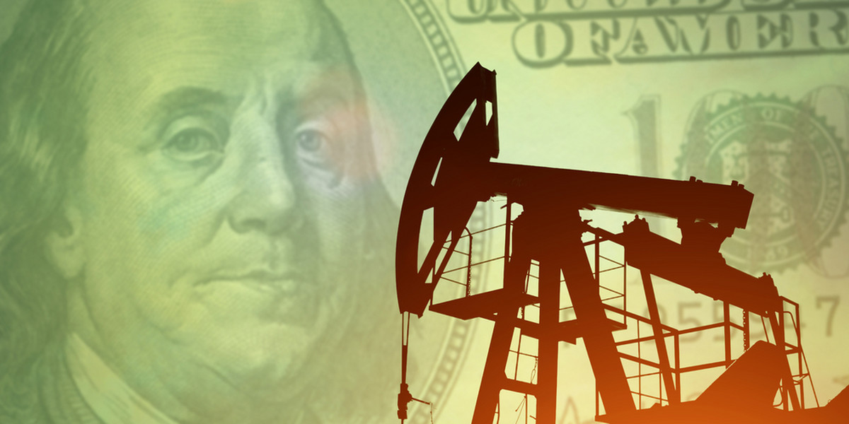 Wzrost zapasów ropy naftowej w USA powoduje spadki cen surowca na światowych giełdach