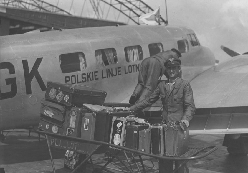 1938 - Warszawa - ładowanie bagażu z samolotu Lockheed L-10 Electra.