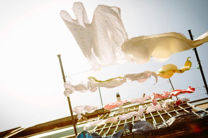 Suszysz pranie na balkonie? Uważaj, bo niekiedy możesz dostać za to mandat