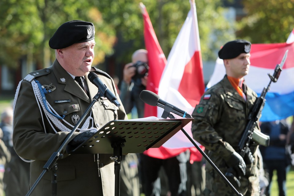 Dowódca 11. Dywizji Kawalerii Pancernej gen. Stanisław Czosnek podczas uroczystości złożenia kwiatów 