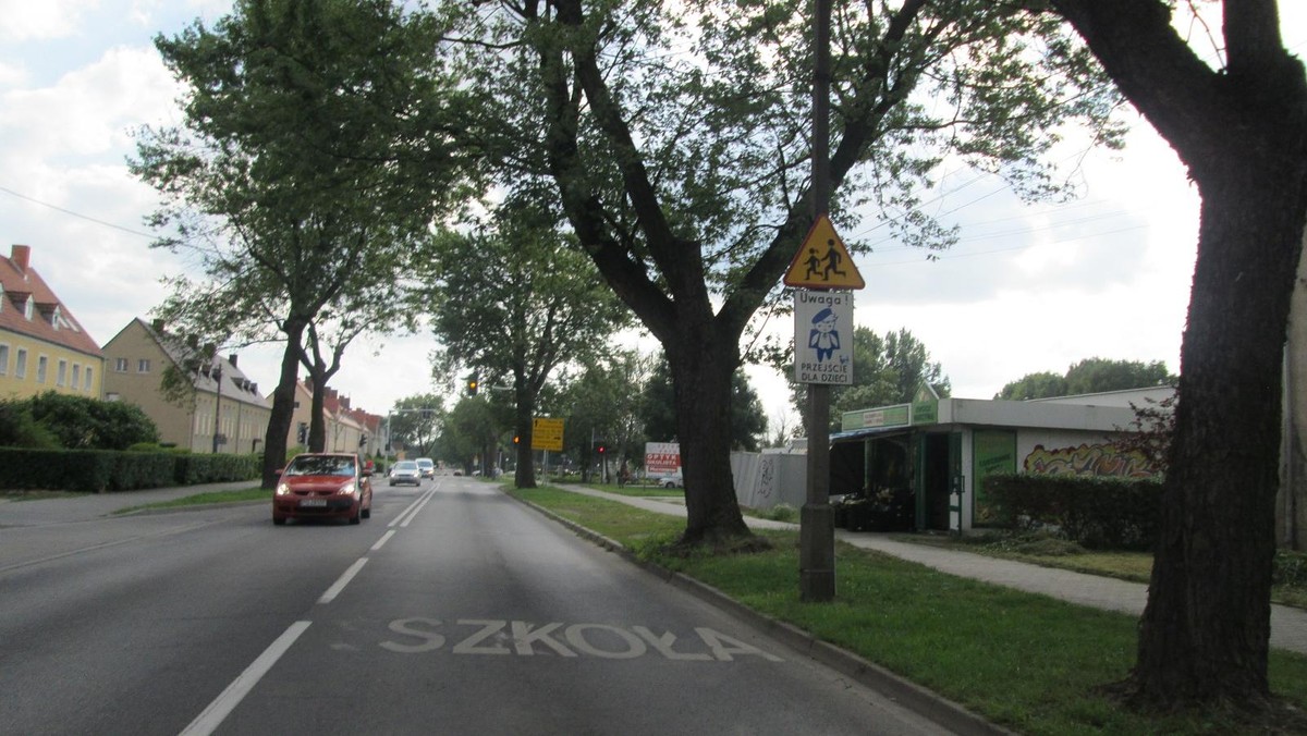 Znaki drogowe, barierki, napisy "szkoła" na jezdniach - to wszystko sprawdzili pracownicy Zarządu Dróg Miejskich wraz z policjantami i strażnikami miejskim w trakcie wakacji. Łącznie skontrolowano oznakowania w rejonie około 100 szkół. Na tym jednak nie koniec - wzmożone działania prewencyjne w najbliższych dniach zapowiadają policjanci. Przez cały rok szkolny w sprawie bezpieczeństwa w rejonie szkół można zgłaszać się do ZDM.