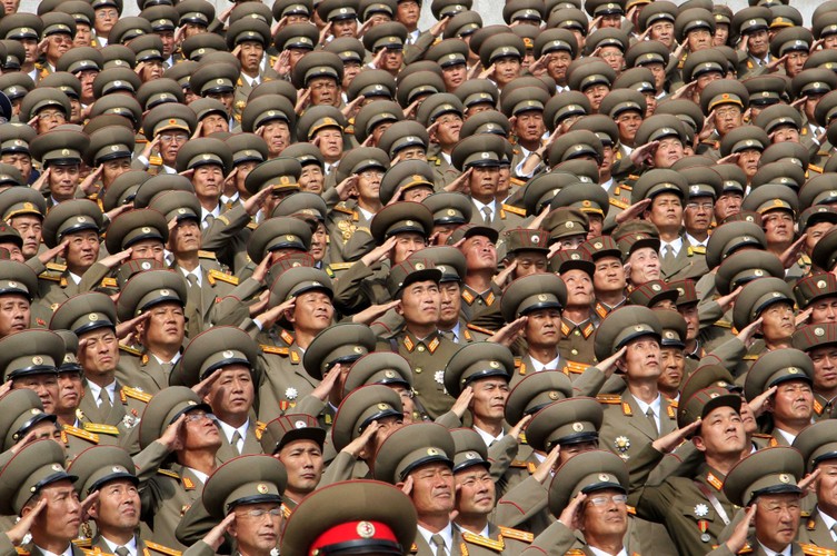 Oficerowie salutują, Kim Dzong Un pozdrawia tłumy