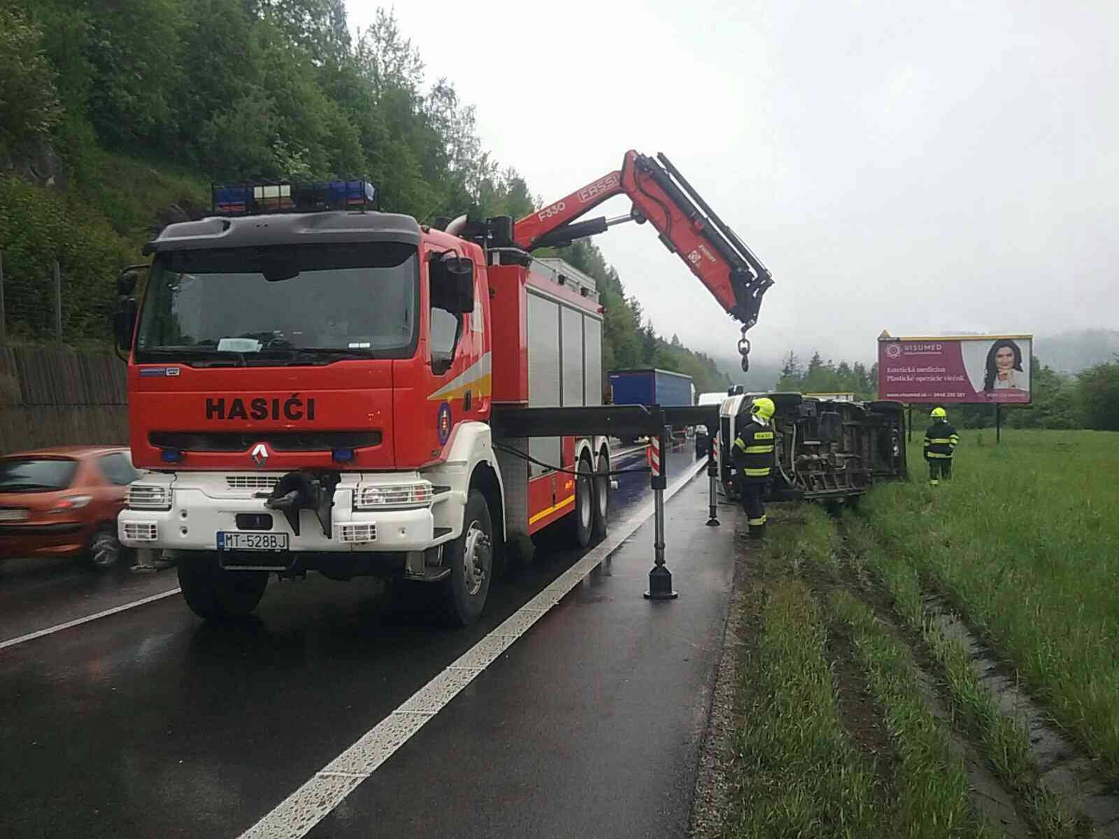 Profesionálni hasiči zasahovali pri dopravnej nehode v Krásne nad Kysucou.