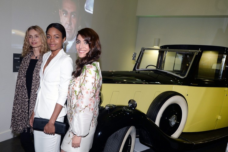 Naomi Harris, Maryam A'Abo i Caterina Murino oraz Rolls Royce Phantom III na wystawie 'Bond in Motion' w Londynie