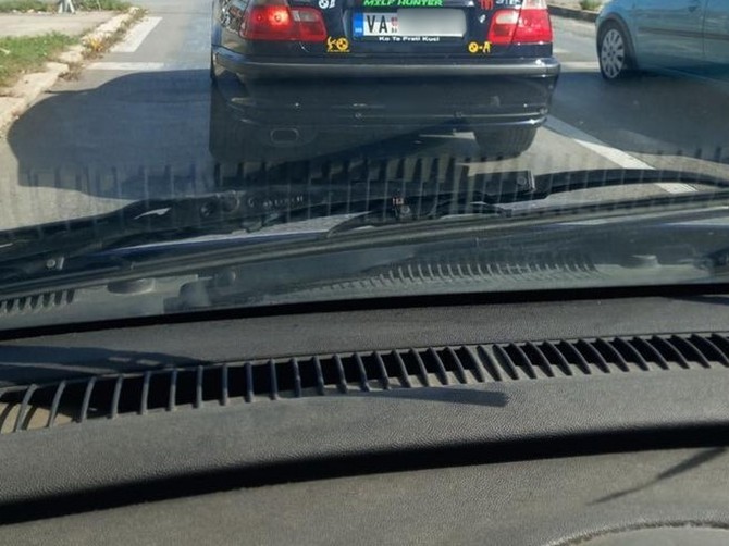 Hit natpis na kolima Valjevca