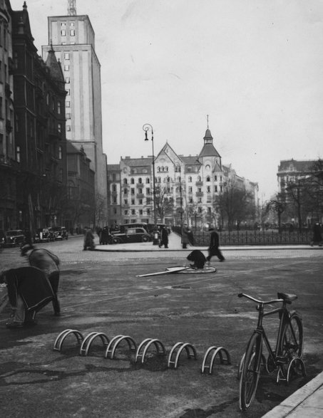 Fragment placu Napoleona z widocznym gmachem Towarzystwa Ubezpieczeń Prudential. Na jego dachu jest już zamontowana antena nadawcza. Zdjęcie z końca 1938 roku.