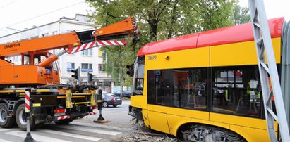 Tramwaj zderzył się z samochodem i wypadł z torów