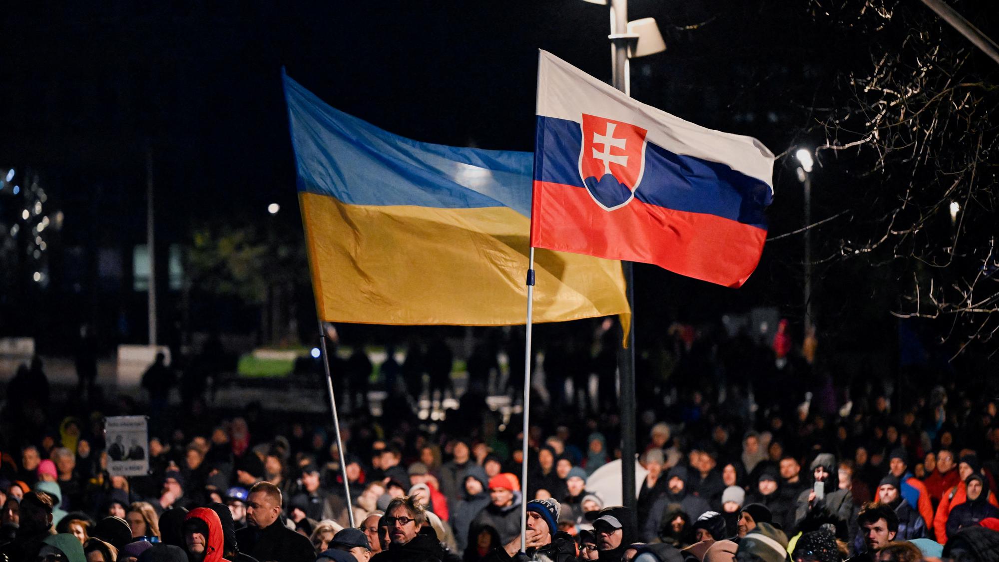 Jeden zo slovenských protestov po tom, čo sa minister zahraničných vecí Juraj Blanár stretol v Turecku s šéfom ruskej diplomacie Sergejom Lavrovom. Ilustračné foto.