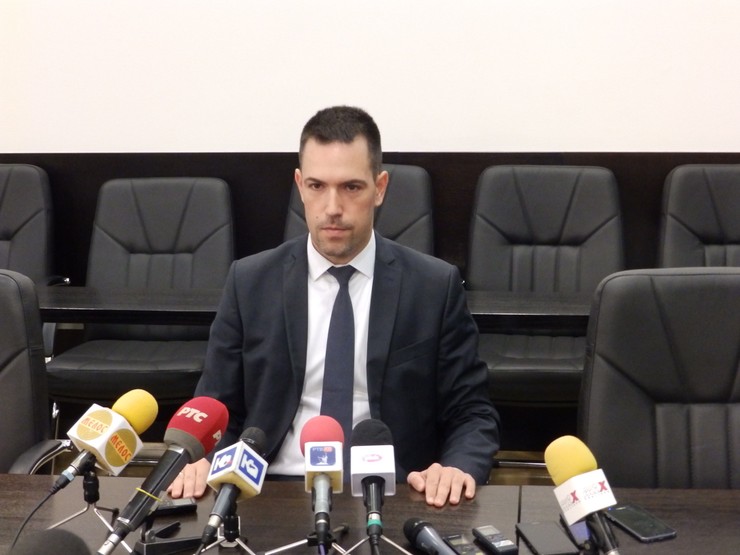 ona trazi njega samo kraljevo