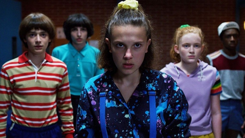 Millie Bobby Brown (na pierwszym planie) jako Jedenastka w serialu "Stranger Things"