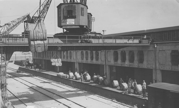Widok magazynów bawełnianych w porcie przy rampie kolejowej w 1938 r.