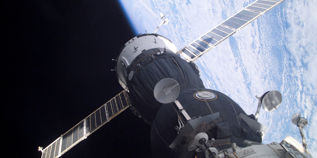 Niewielką dziurę, przez którą wyciekał tlen, wykryto w tzw. module orbitalnym Sojuza. Powstała prawdopodobnie w wyniku zderzenia z okruchem skalnym, który przemieszczał się z dużą prędkością
