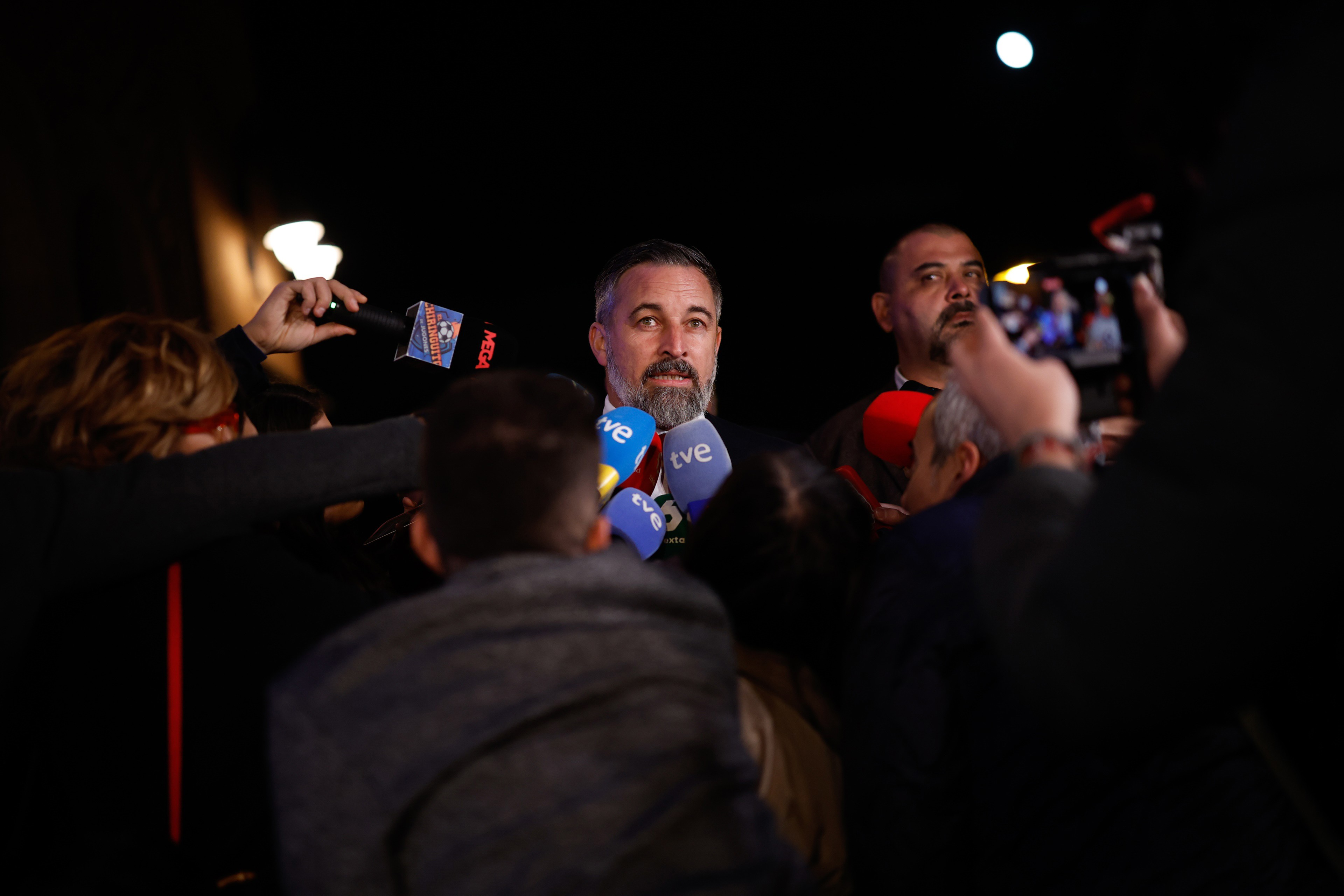 Sánchez pide elecciones en Valencia tras dimisión de Mazón por DANA con 229 muertos