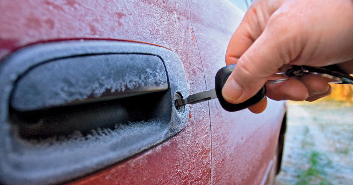 замерзший замок автомобиля. замерз замок авто. примерзшая дверь автомобиля. замерзают замки уаз патриот. замерзший замок автомобиля.