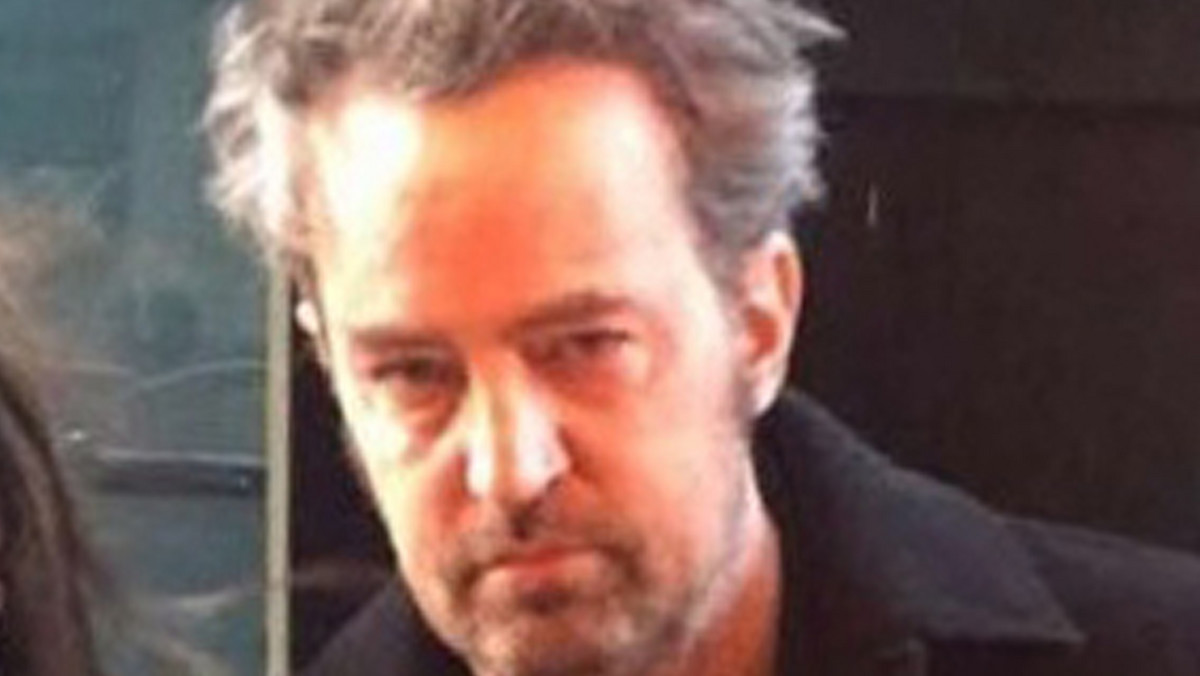 Matthew Perry (46 l.) znany jest z roli Chandlera Binga w serialu "Przyjaciele". Z biegiem czasu coraz trudniej odnaleźć w nim dowcipnego i uśmiechniętego bohatera. Fotoreporterzy ostatnio przyłapali aktora po wyjściu z kasyna. Naprawdę trudno go poznać.