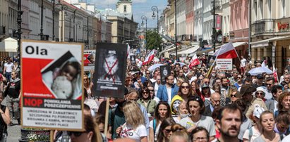 Szaleje epidemia, a oni nie chcą się szczepić. W Warszawie odbył się zlot antyszczepionkowców i wyznawców teorii spiskowych