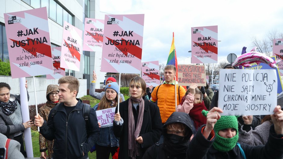 Przed budynkiem sądu zebrała się grupa wspierająca oskarżoną aktywistkę