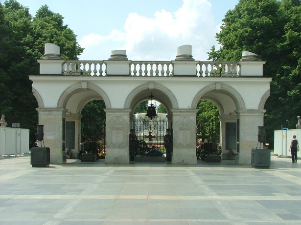 W 65. rocznicę wybuchu Powstania Warszawskiego na placu Piłsudskiego w Warszawie odbyła się w sobotę uroczysta odprawa wart przed Grobem Nieznanego Żołnierza.