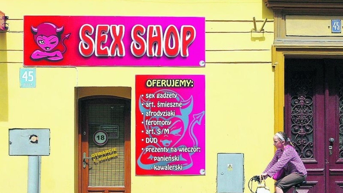 "Polska Gazeta Wrocławska": Wystawa sex-shopu przy katedrze w Świdnicy nie ma charakteru pornograficznego, a jej ekspozycja nie narzuca się odbiorcom, bo idąc chodnikiem obok sklepu, można odwrócić głowę i nie patrzeć na wystawę - stwierdził biegły z zakresu reklamy, prawa i etyki mediów. Awantura o sex-shopy trwa w mieście od czterech miesięcy.