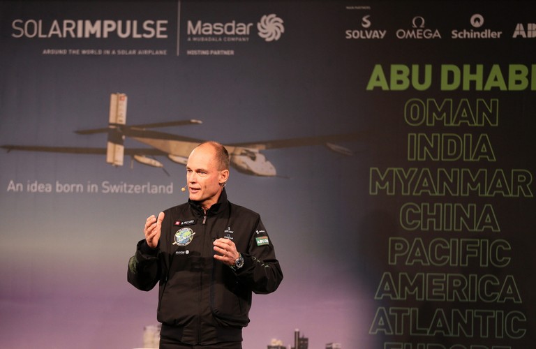 Twórca Solar Impulse Project podkreśla, że w całym projekcie nie chodzi wcale o rozpoczęcie komercyjnych transatlantyckich lotów samolotami napędzanymi energią słoneczną. 'Gdy astronauci z misji Apollo udali się na księżyc, nie chodziło im wcale o rozpoczęcie komercyjnych lotów kosmicznych' - podkreśla Piccard. 'Ich celem było zainspirowanie świata' - dodaje.
<br><br>
(fot. EPA/STRINGER Dostawca: PAP/EPA)