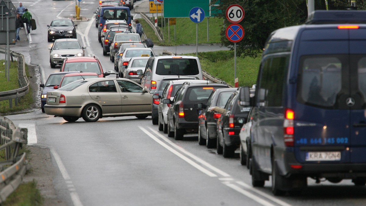 "Dziennik Polski": - Czy to możliwe, żeby połowa rodzinnego budżetu wydawana była na dojazd do pracy? - Ile kilometrów korka da się zastąpić dwoma autobusami? - Kiedy nauczymy się podróżować taniej? - dziennik sprawdza, ile tak naprawdę kosztują dojazdy do pracy krakowian.