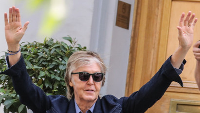Paul McCartney újra átsétált az Abbey Road zebráján