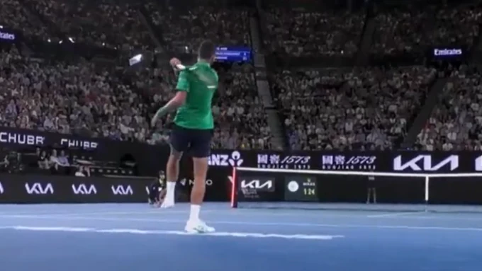 MALO JE FALILO: Centimetar spasio Novaka od diskvalifikacije u drugom setu! 