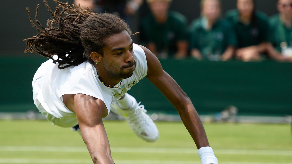 Dustin Brown, niemiecki tenisista od 2010 roku broniący barw Jamajki, w drugiej rundzie Wimbledonu nieoczekiwanie pokonał Lleytona Hewitta. Spotkanie fanom tenisa przysporzyło sporo emocji, jednak tylko o jednej akcji Browna mówi cały świat.