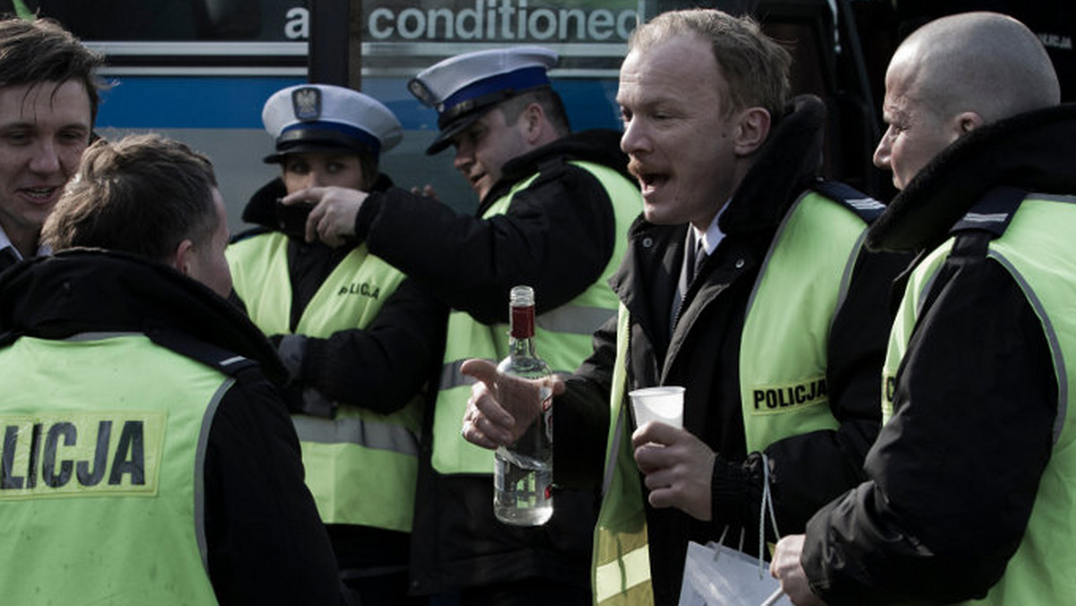 "Drogówka" to historia siedmiu policjantów, których poza pracą łączy przyjaźń, imprezy, sportowe samochody i wspólne interesy. Ich mały, zamknięty świat z pozoru działa doskonale. Wszystko się zmienia, gdy w tajemniczych okolicznościach ginie jeden z nich. O morderstwo zostaje oskarżony sierżant Ryszard Król (Bartłomiej Topa). Próbując oczyścić się z zarzutów, odkrywa prawdę o przestępczych powiązaniach na najwyższych szczeblach władzy.