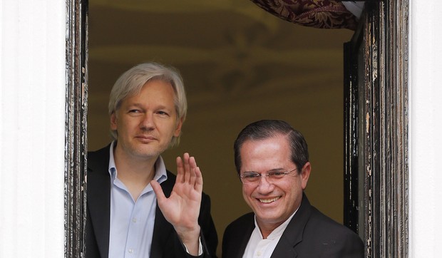 352312_wikileaks-founder-julian-assange-left-and-ecuador-foreign-minister-ricardo-patino-ap