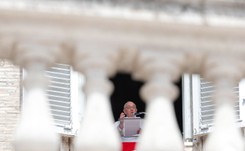 Papież Franciszek staje w obronie Jana Pawła II. 'Był święty za życia'