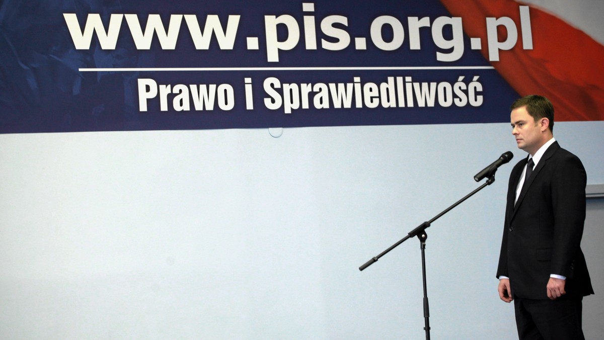 PiS nie poprzestaje w krytyce słów Radosława Sikorskiego o roli Polski w Unii Europejskiej. Według rzecznika PiS Adama Hofmana, koncepcje szefa MSZ sprowadzają się do tego, że "Polacy mają być jak Indianie w rezerwatach". Polityk PiS szybko przyznał, że to był żart i jeszcze na antenie RMF FM wycofał się z tych słów.