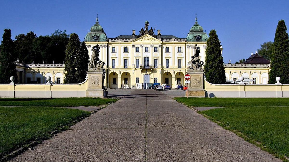 Od spaceru po barokowych ogrodach Branickich - rozpoczęło się w niedzielę w Białymstoku III "Lato z zabytkami". W wyznaczone dni do początku września przewodnicy będą oprowadzać chętnych po ciekawych miejscach w mieście i opowiadać o ich tajemnicach.