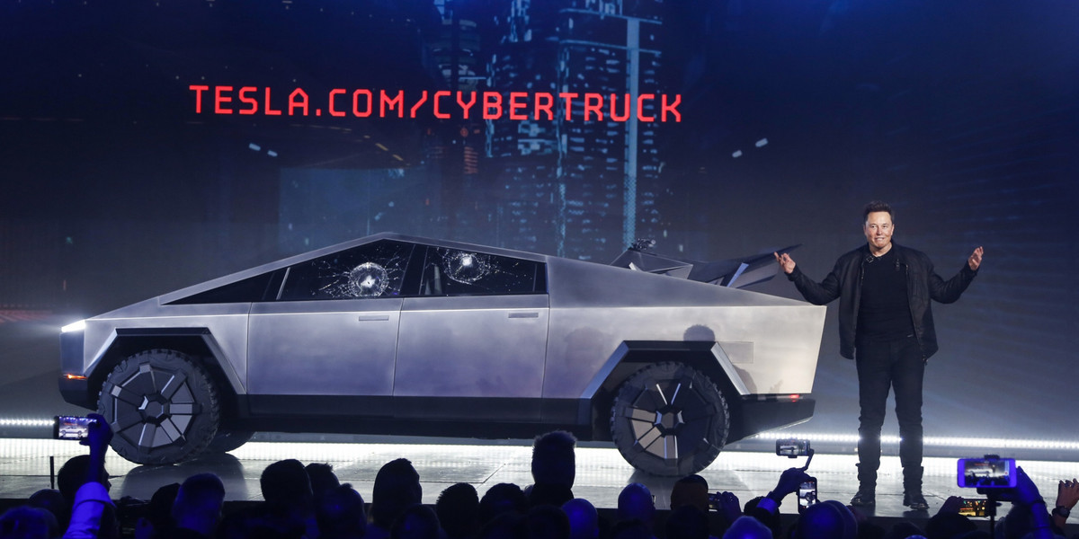 Cybertruck, nowy samochód Tesli, nie grzeszy urodą. Auto zostało zaprezentowane światu w drugiej połowie listopada.