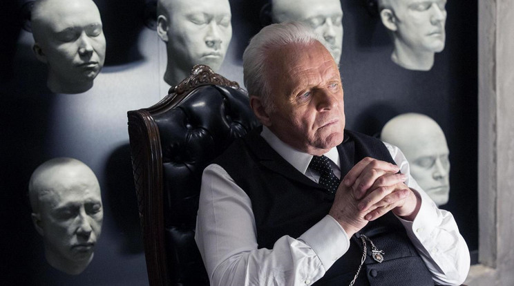 A kalandpark igazgatójának szerepében Anthony Hopkins (Fotó HBO)