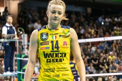 Joanna Wołosz z trofeum siatkarskiej Ligi Mistrzyń