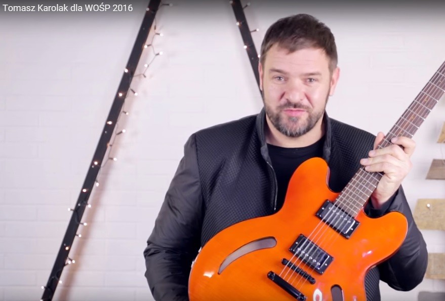 Gitara zespołu Pączki w tłuszczu z autografem Tomasza Karolaka