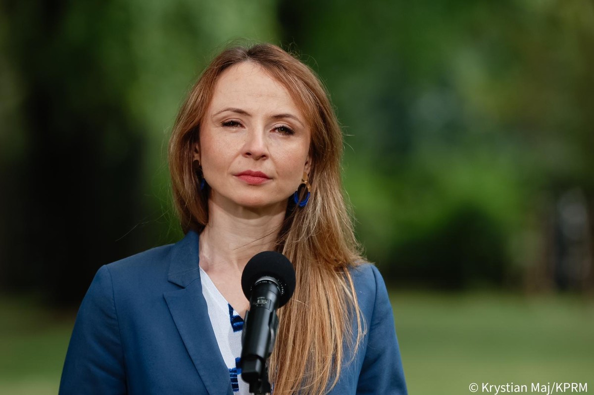 Skrócony czas pracy. Wiemy, co ogłosi ministerstwo [NEWS DGP]. Na zdjęciu minister rodziny, pracy i polityki społecznej Agnieszka Dziemianowicz-Bąk