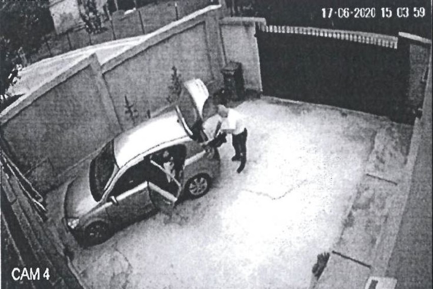 Janković nožem seče duksericu, i vraća je nazad u kesu