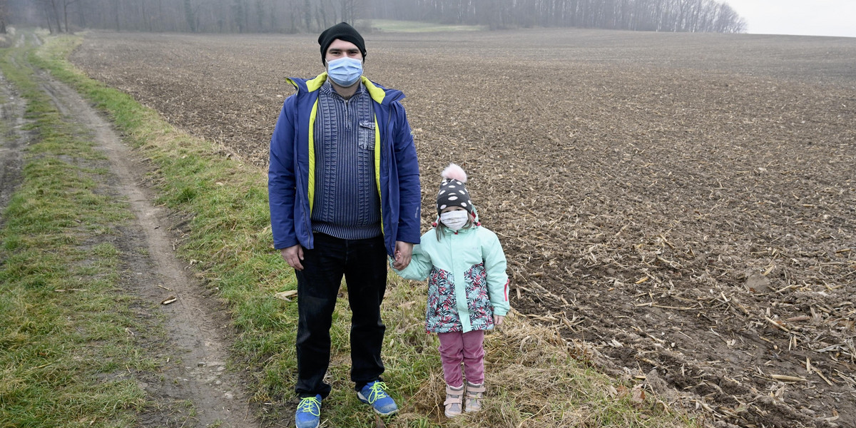 Ojciec dziewczynki przyznaje, że teraz uważniej patrzy pod nogi na spacerach.