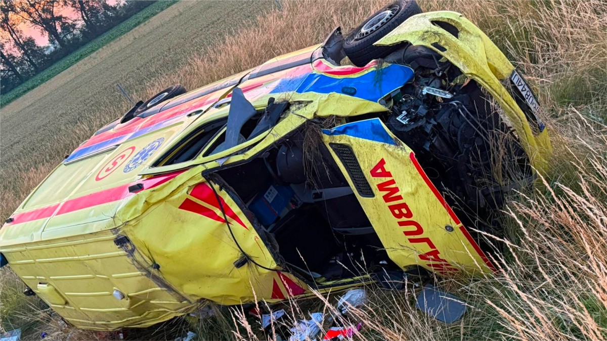 Groźny wypadek karetki. Ratownicy walczą o życie. Jest pilny apel