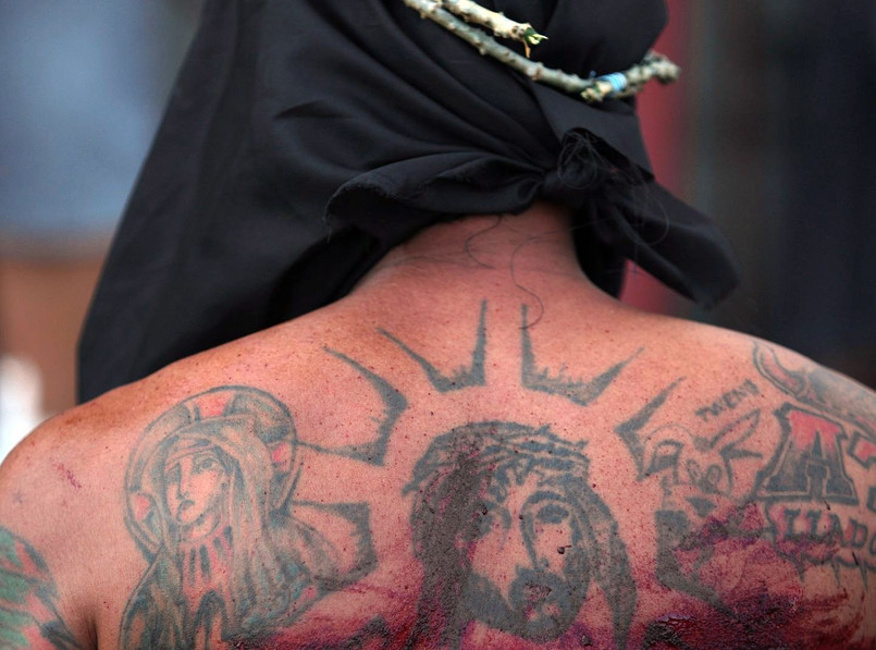 Tatuaże na plecach spłynęły krwią