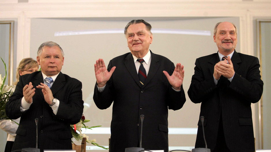 Jarosław Kaczyński, Jan Olszewski i Antoni Macierewicz podczas konferencji, 15 lat po upadku rządu Olszewskiego