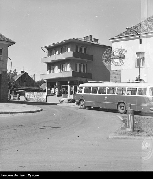 Autobus PKS marki Jelcz 043 na Rynku w Limanowej. Widoczny także sklep Pewex, 1976 rok (NAC, sygnatura 3-40-0-15-65)