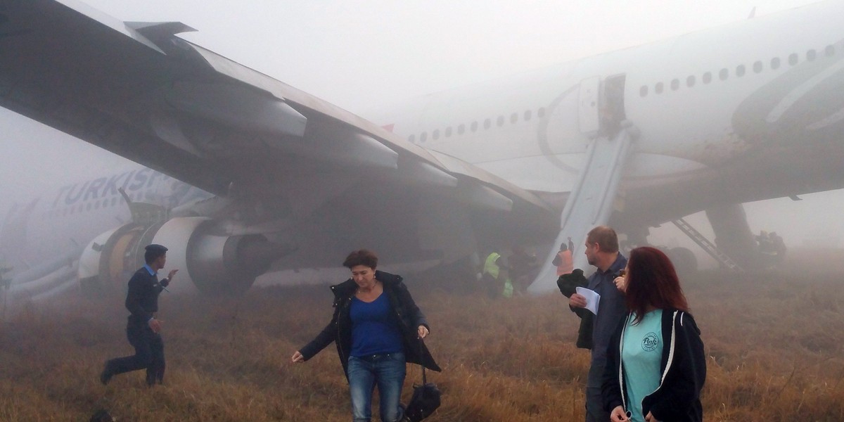 Wypadek lotniczy. Airbus zjechał z pasa