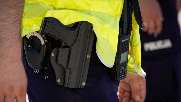 Policja policjant funkcjonariusz broń służbowa pistolet uzbrojenie