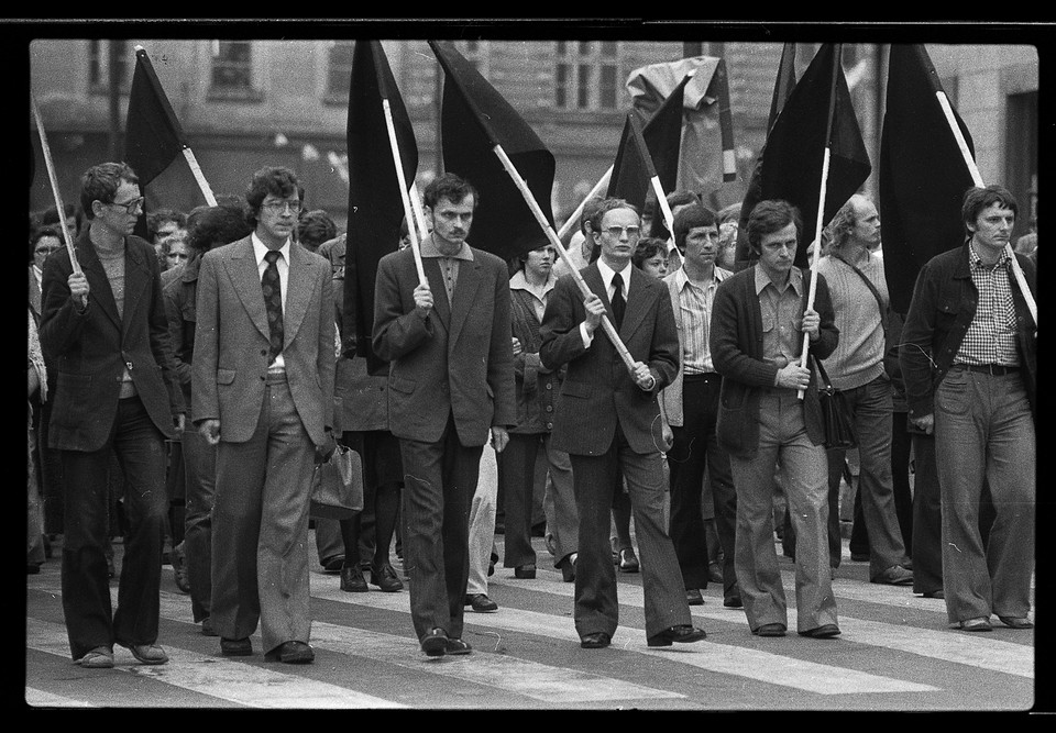 Archiwum Maj '77. Studenci podczas czarnego marszu w Krakowie 